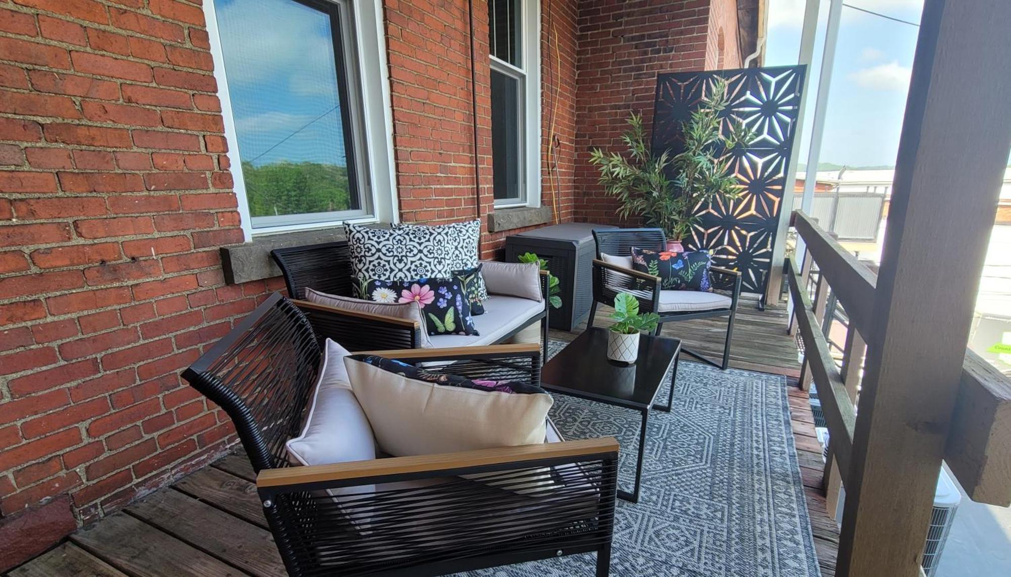 Spacious Luxury Apt In Historic Downtown - Oh Amish Country มิลเลอร์สเบิร์ก ภายนอก รูปภาพ