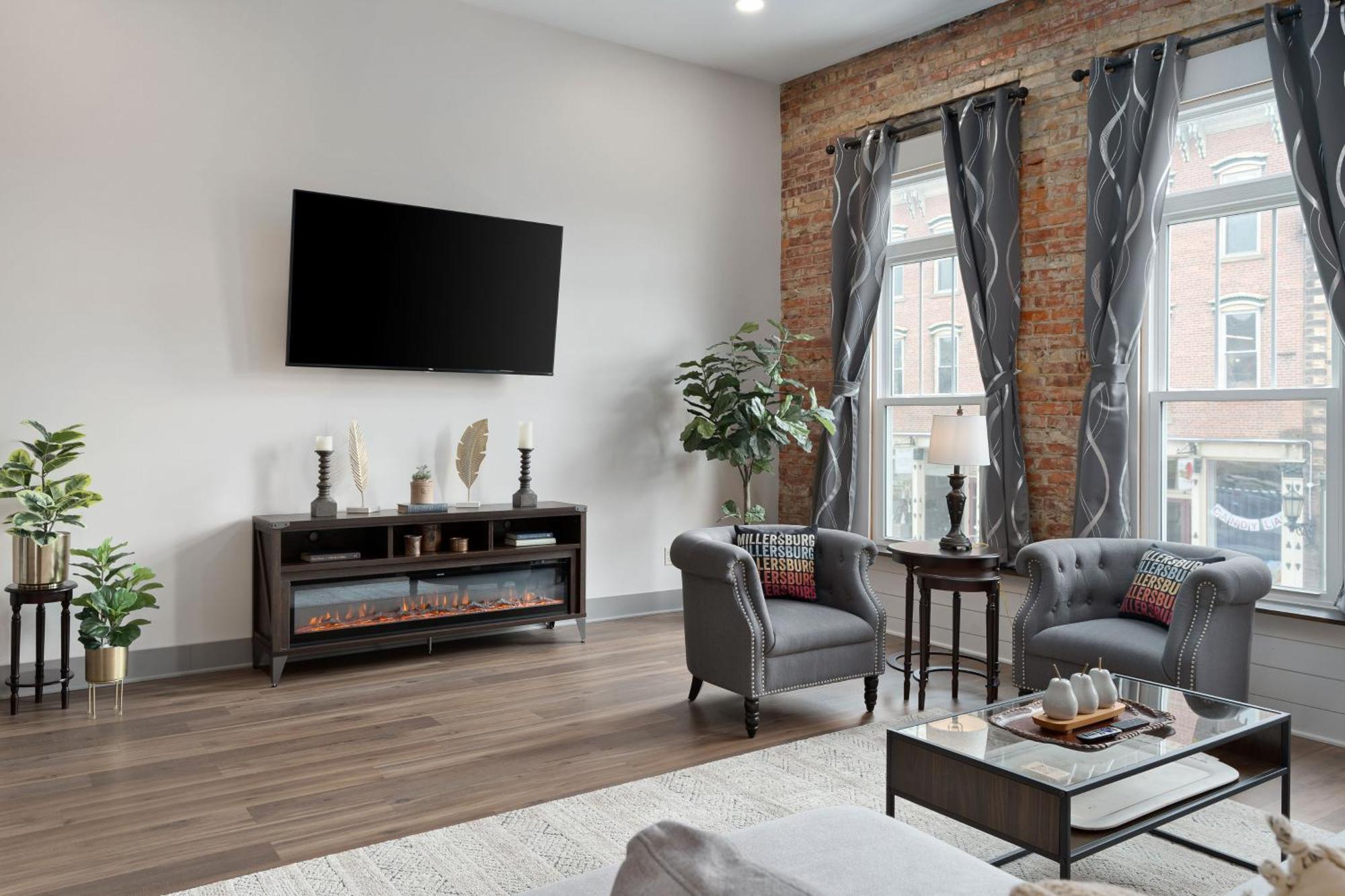 Spacious Luxury Apt In Historic Downtown - Oh Amish Country มิลเลอร์สเบิร์ก ภายนอก รูปภาพ