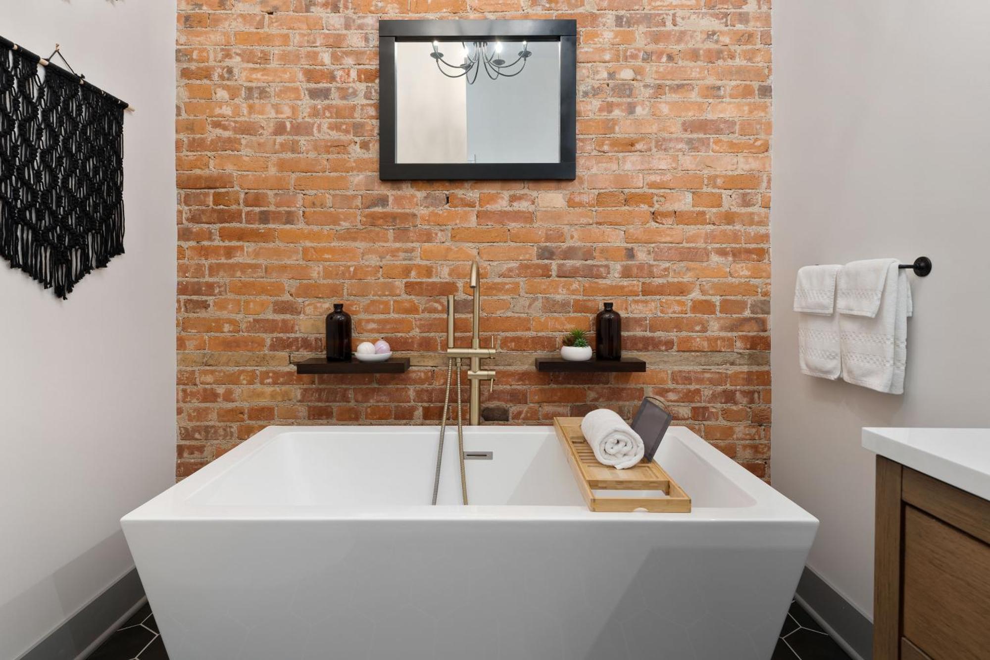 Spacious Luxury Apt In Historic Downtown - Oh Amish Country มิลเลอร์สเบิร์ก ภายนอก รูปภาพ