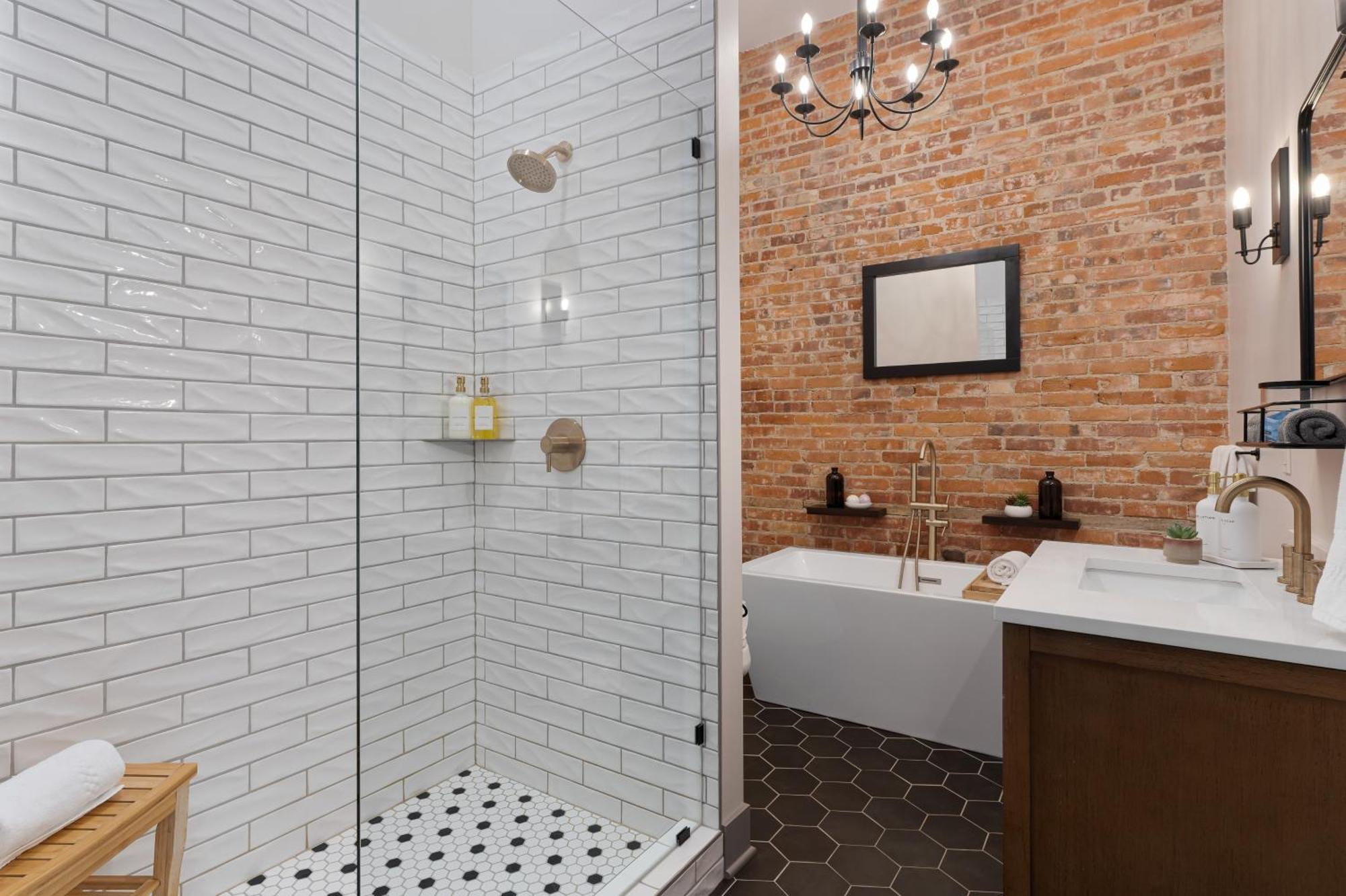 Spacious Luxury Apt In Historic Downtown - Oh Amish Country มิลเลอร์สเบิร์ก ภายนอก รูปภาพ