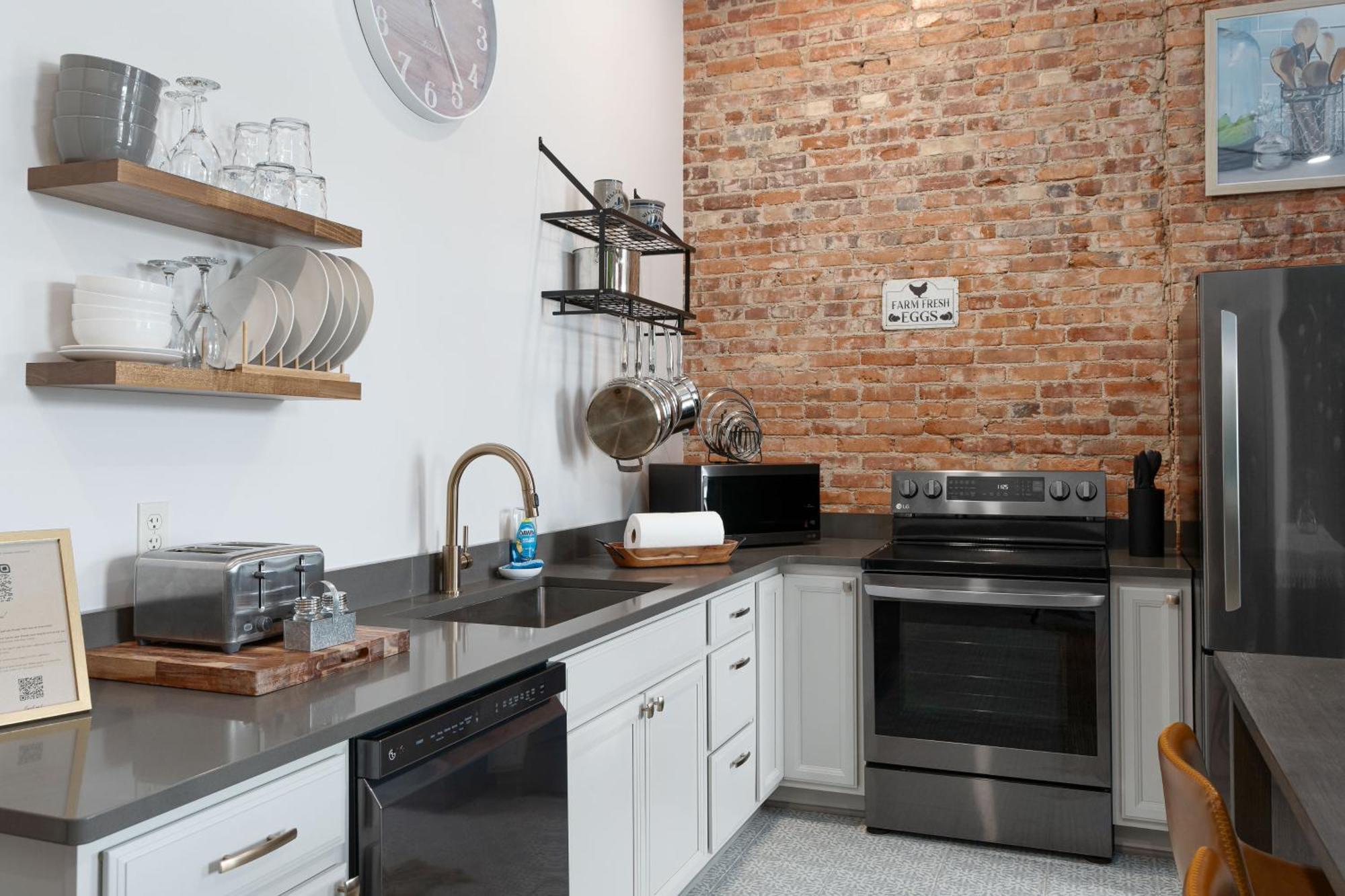 Spacious Luxury Apt In Historic Downtown - Oh Amish Country มิลเลอร์สเบิร์ก ภายนอก รูปภาพ